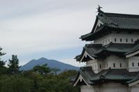 弘前城と岩木山.jpg